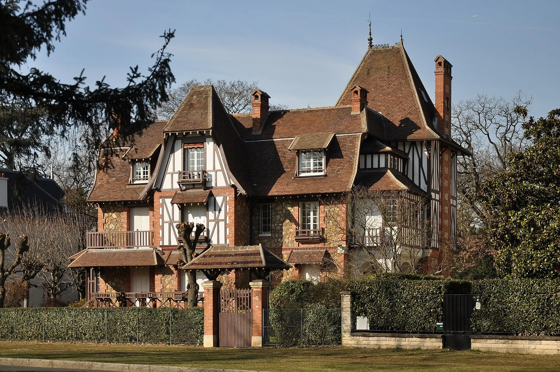 Villa aux toitures d'ardoise au Vésinet
