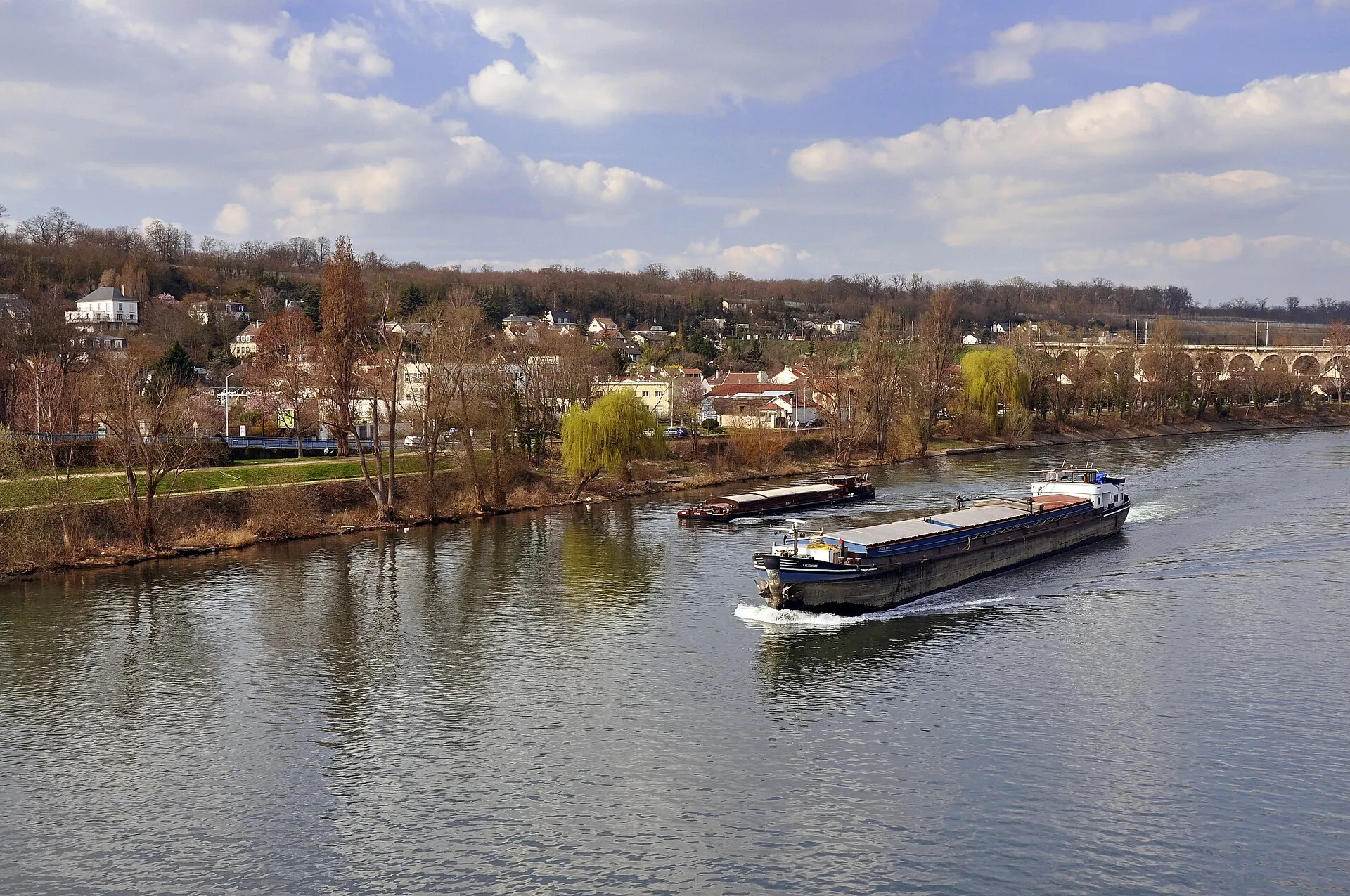 Péniche sur la Seine au Pecq